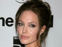 Angelina Jolie&acute;s &acute;outcast&acute; daughter Shiloh
